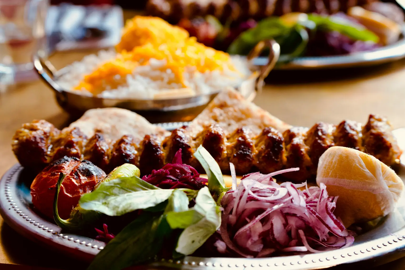 Adana-Teller mit Safranreis, Sumach-Zwiebeln und gegrilltem Gemüse
