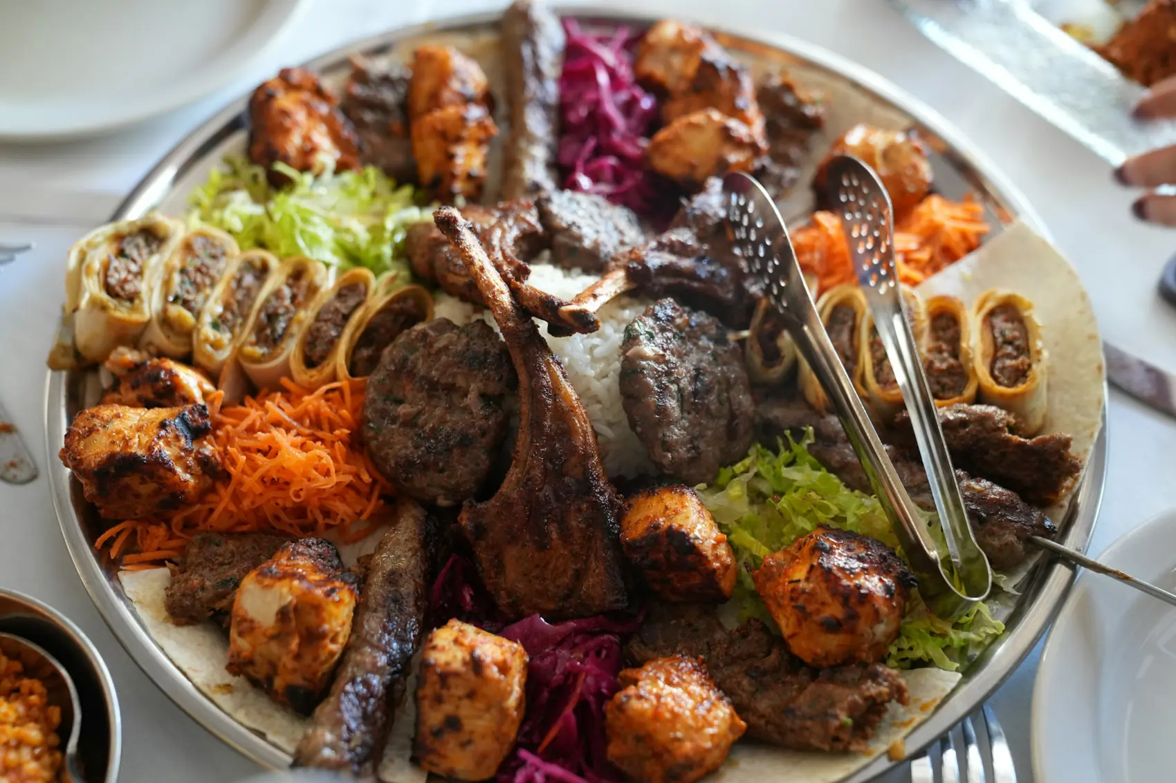 Gemischter Grillteller mit Spießen, Köfte und Salaten
