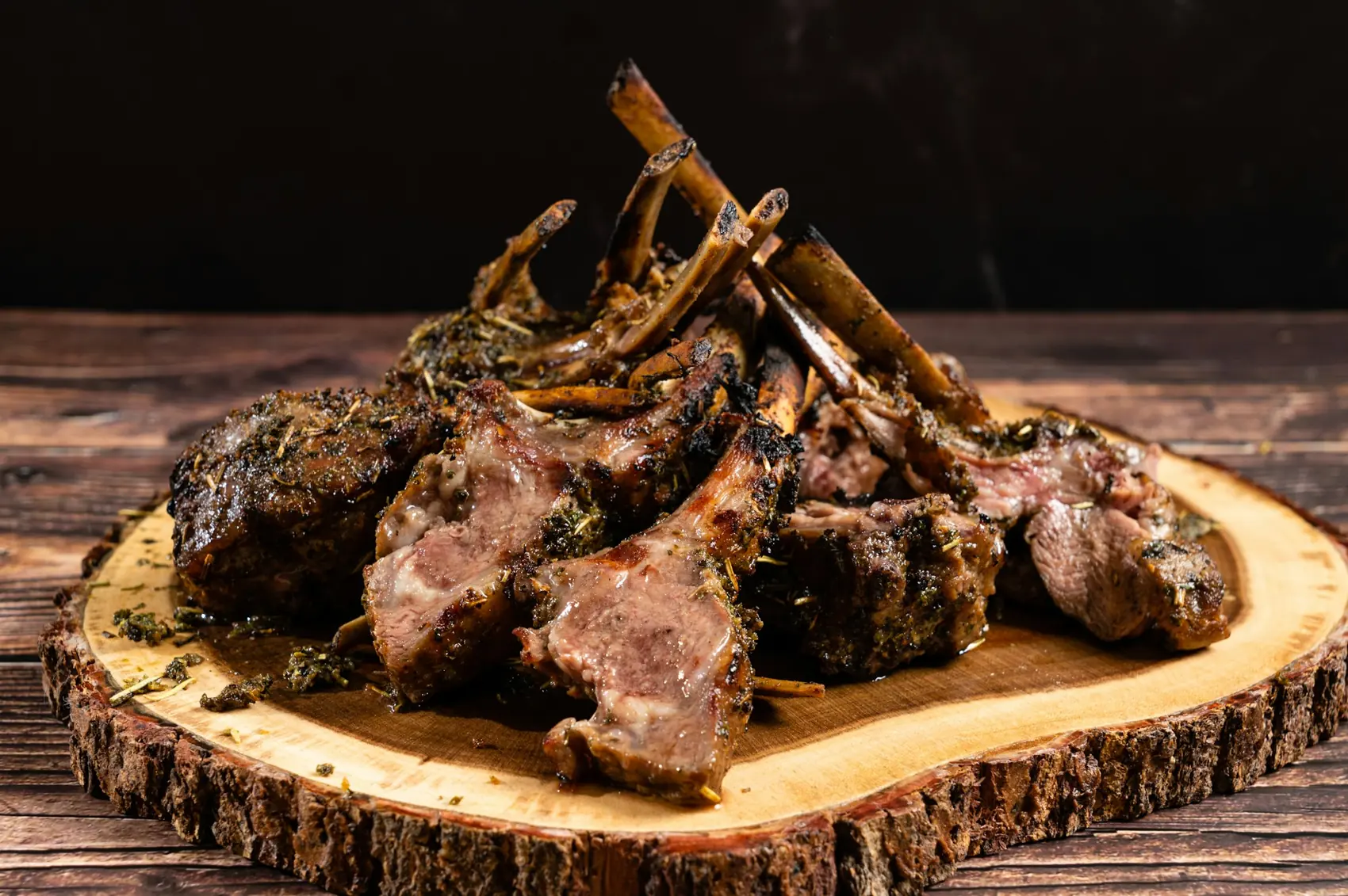 Gegrillte Lammkoteletts auf Holz