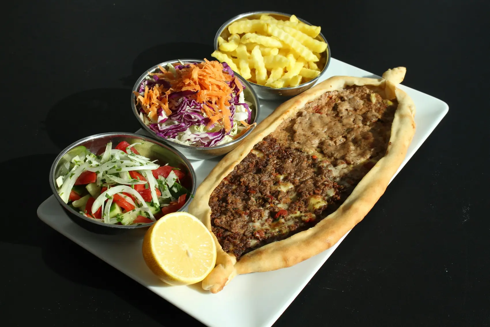 Pide mit Hackfleisch und frischen Salaten