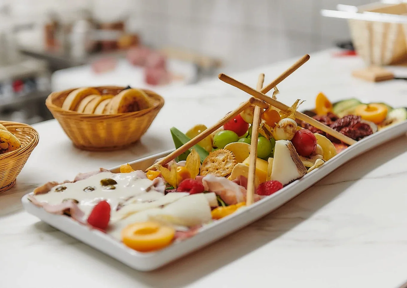 Antipasti-Platte mit Schinken, Käse und Früchten