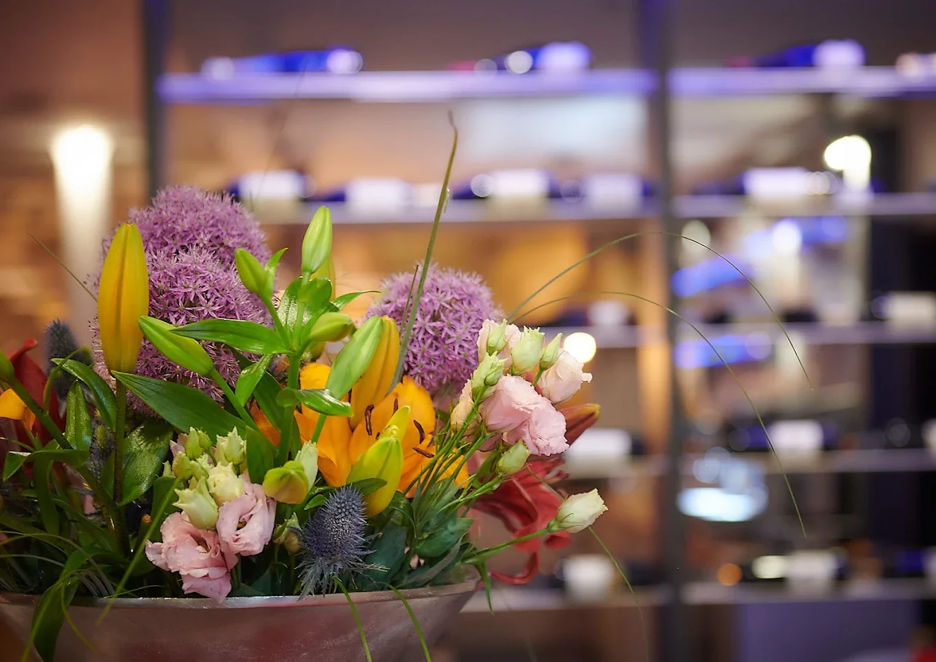Blumen vor dem Weinregal