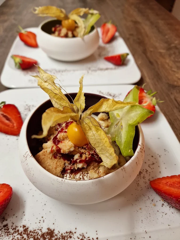 Hausgemachtes Dessert mit Physalis und Erdbeeren