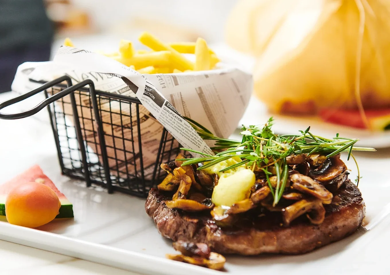 Steak mit Champignons, Kräuterbutter und Pommes