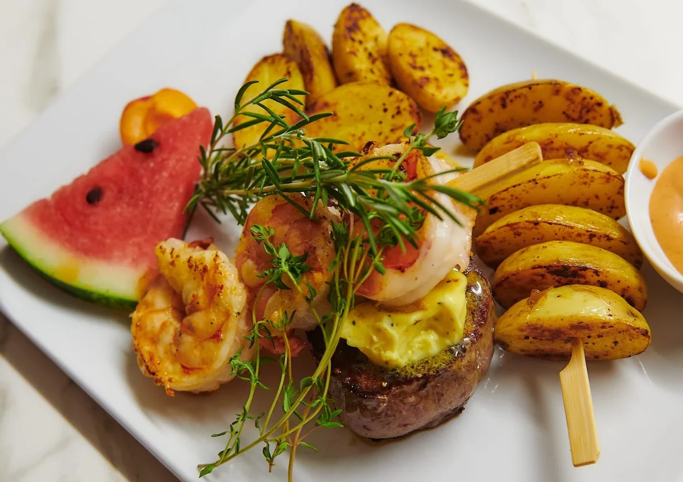 Rinderfilet mit Riesengarnelen und Spaltkartoffeln