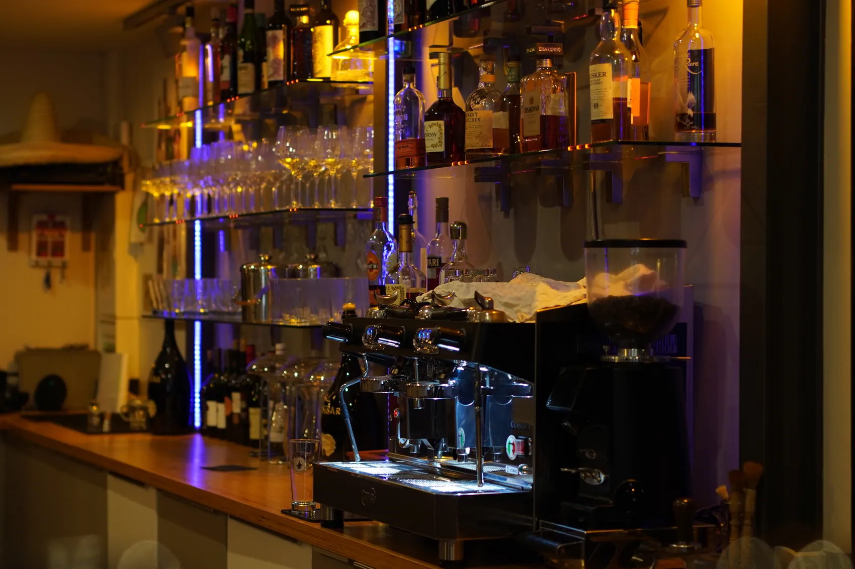 Bar mit Siebträgermaschine und Flaschenregal