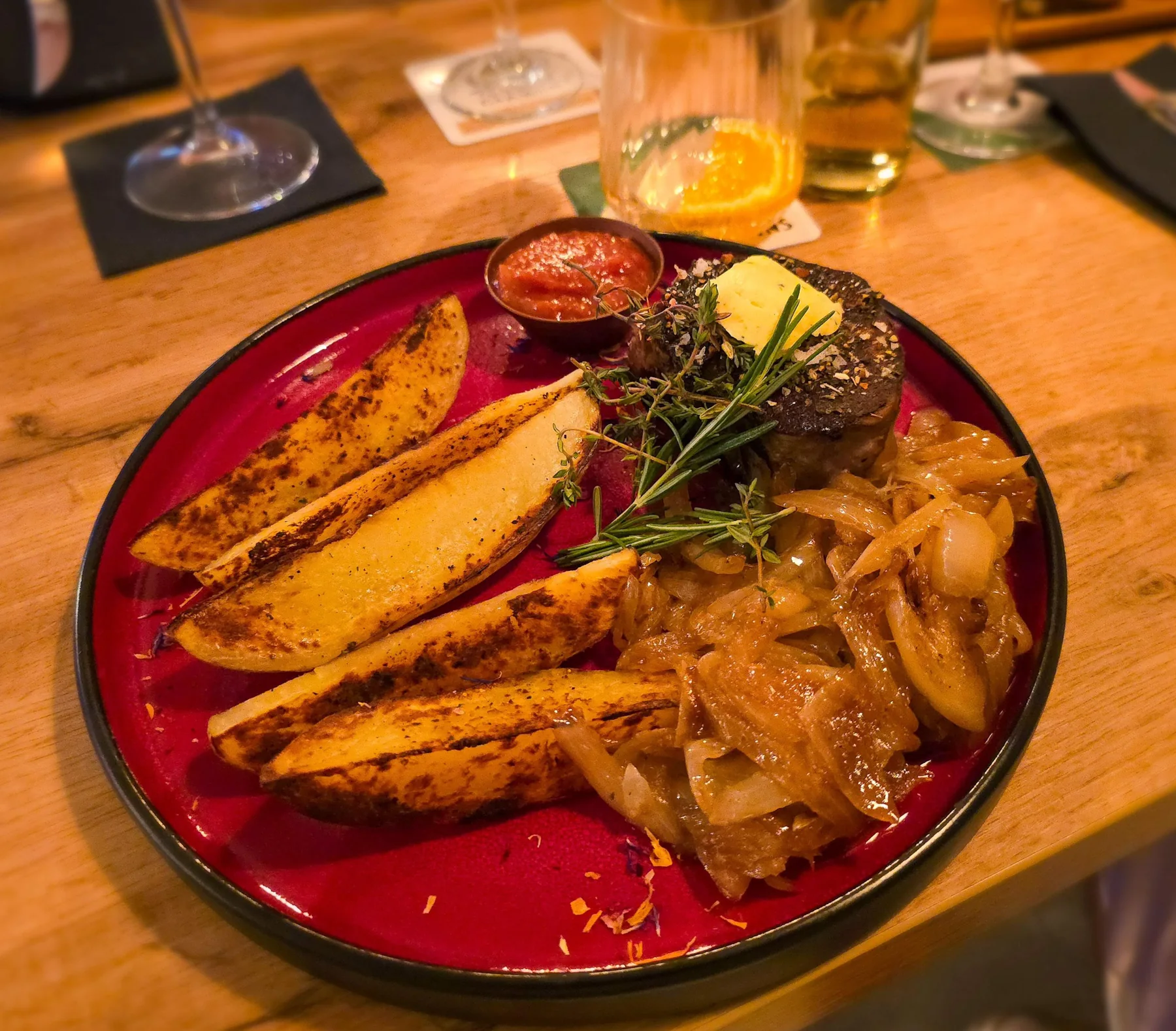 Steak mit Kräuterbutter, Whiskyzwiebeln und Spaltkartoffeln
